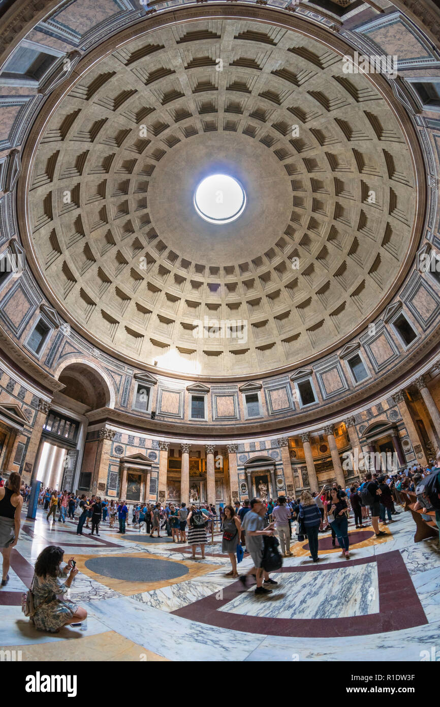 Blick auf die Kuppel des Pantheon, Rom, Italien. Stockfoto
