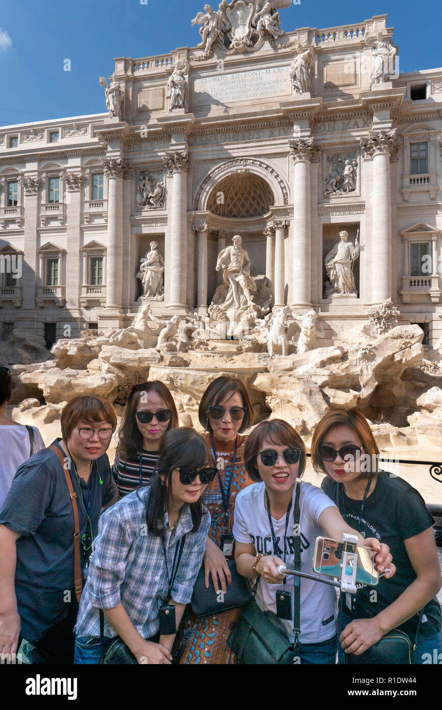 Touristen nehmen eine Gruppe selfie Foto vor dem Trevi-Brunnen in Rom, Italien. Stockfoto