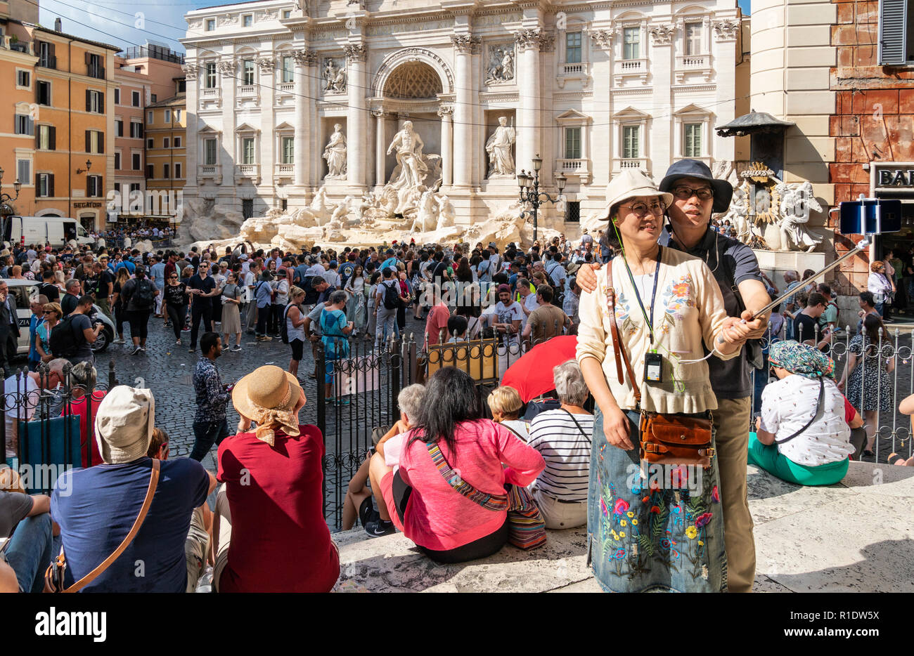 Touristen nehmen einer selfie Foto vor dem Trevi-Brunnen in Rom, Italien. Stockfoto