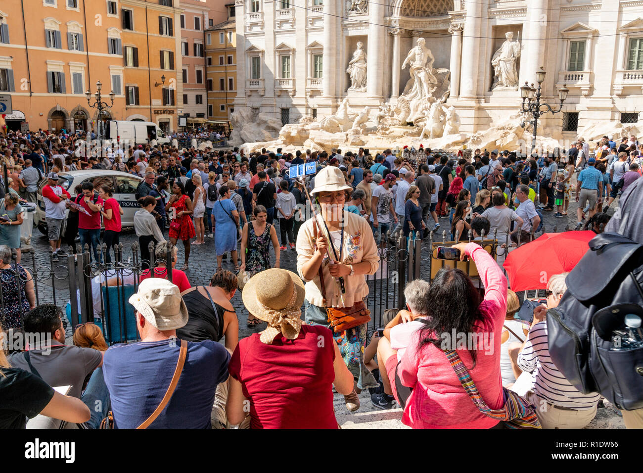 Horden von Touristen, die in der Trevi Brunnen ist eine der beliebtesten Touristenattraktionen in Rom, Italien. Stockfoto