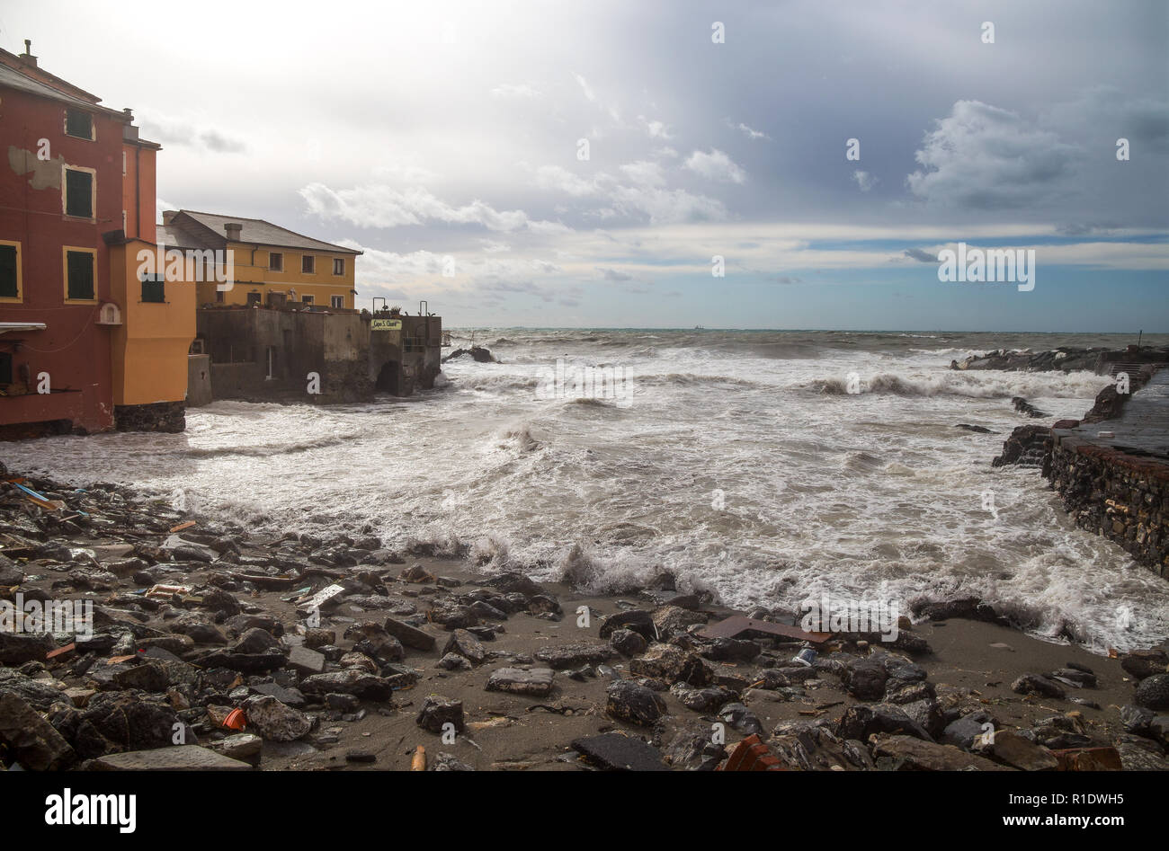 Genua, Italien, 10. Oktober 2018 - Blick auf Genua Boccadasse Strand devasted nach dem Sturm der Nacht vor Stockfoto