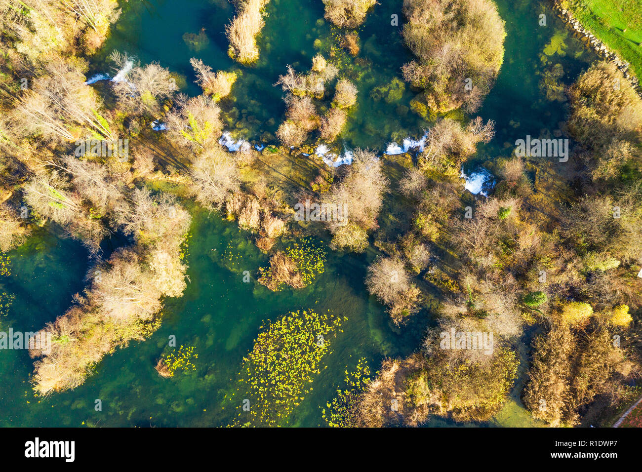 Kroatien, mreznica River von Luft, Drone schießen, von oben nach unten anzeigen, Karlovac county, grüne Natur, Wald und Wasserfälle im Herbst Stockfoto