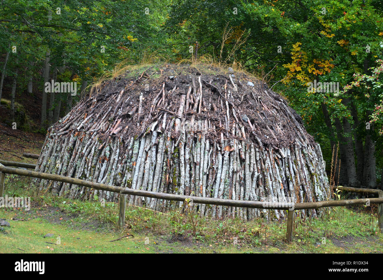 Traditionelle Erde-brennofen für Holzkohle Herstellung, Tejera Negra Naturpark, Provinz Guadalajara, Spanien Stockfoto