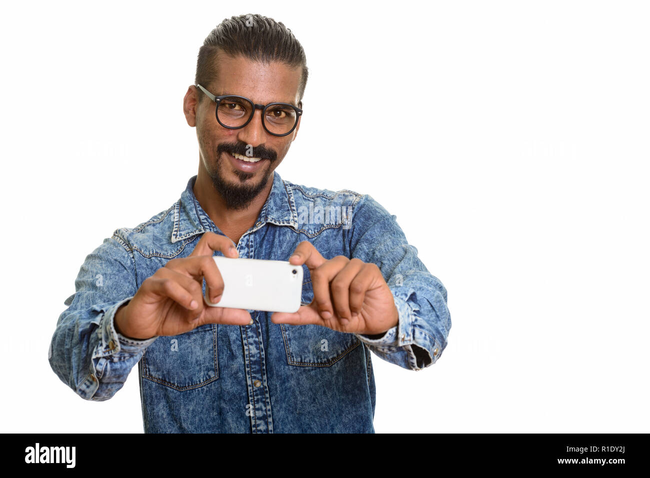 Junge glücklich indischen Mann mit Handy Stockfoto