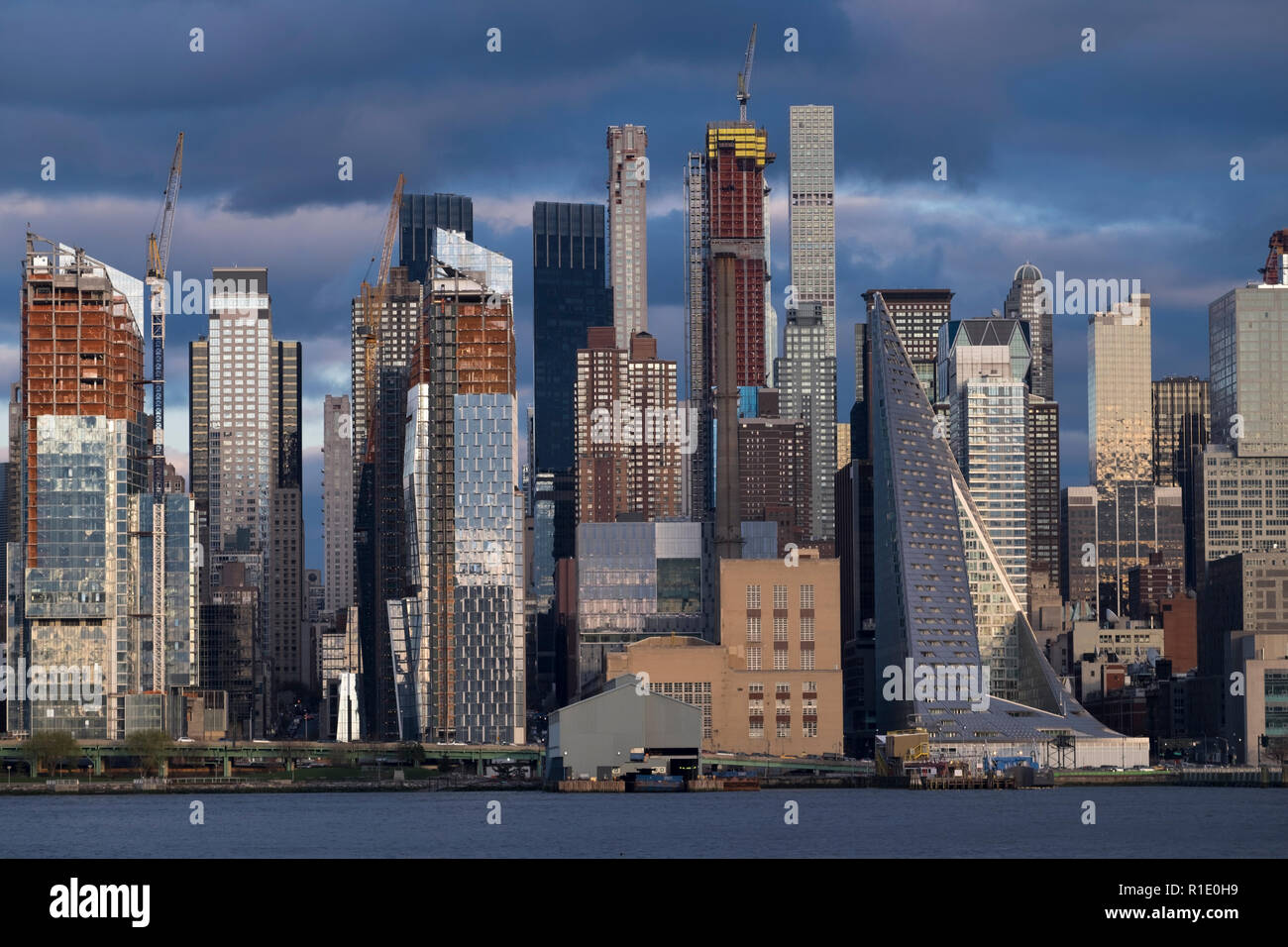 Skyline von Manhattan gesehen von West New York über den Hudson. Stockfoto