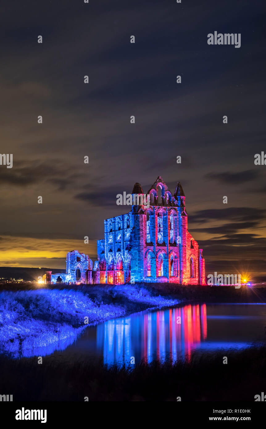 Illuminationen in Whitby Abbey Oktober 2018 Stockfoto