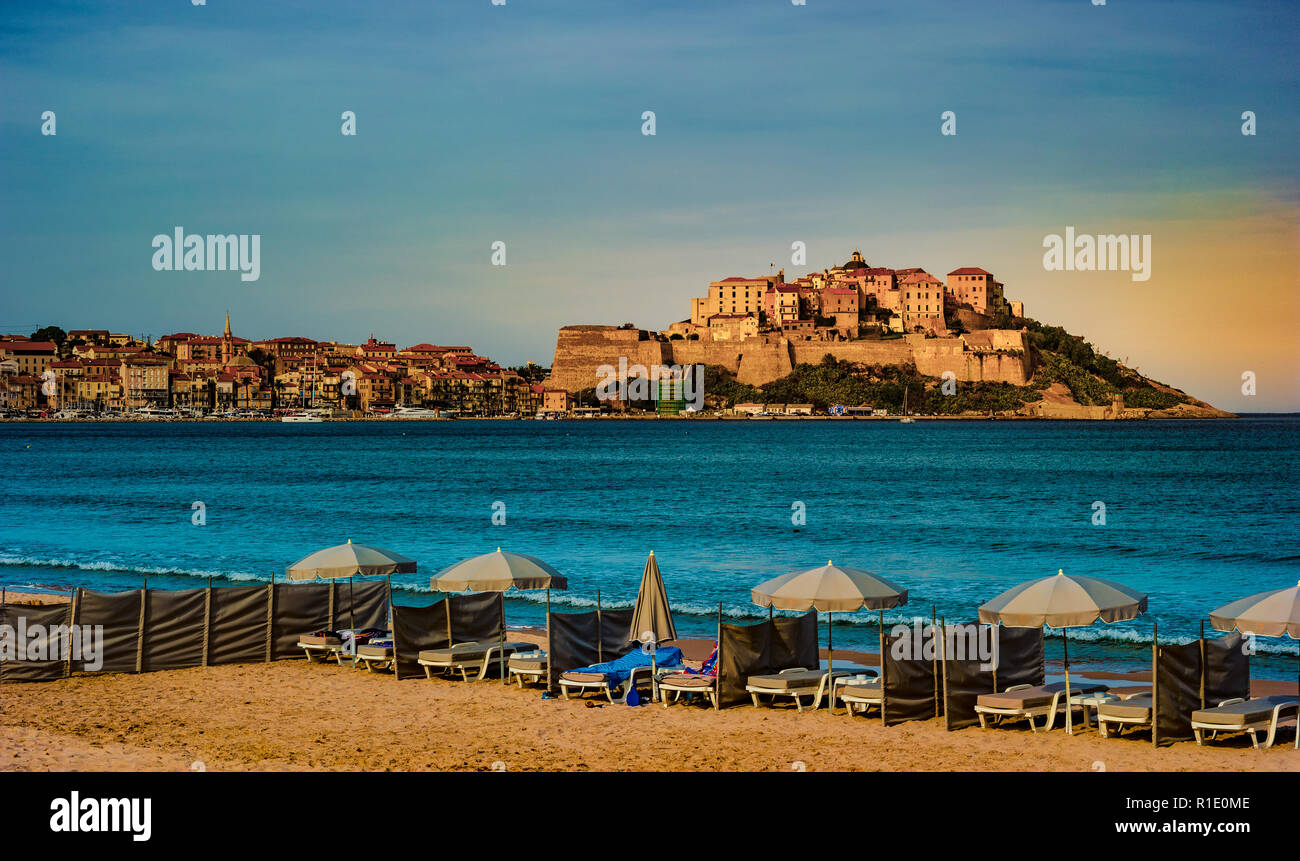 Blick auf die Zitadelle mit Häusern in Bucht von Calvi, Korsika, Frankreich. Stockfoto