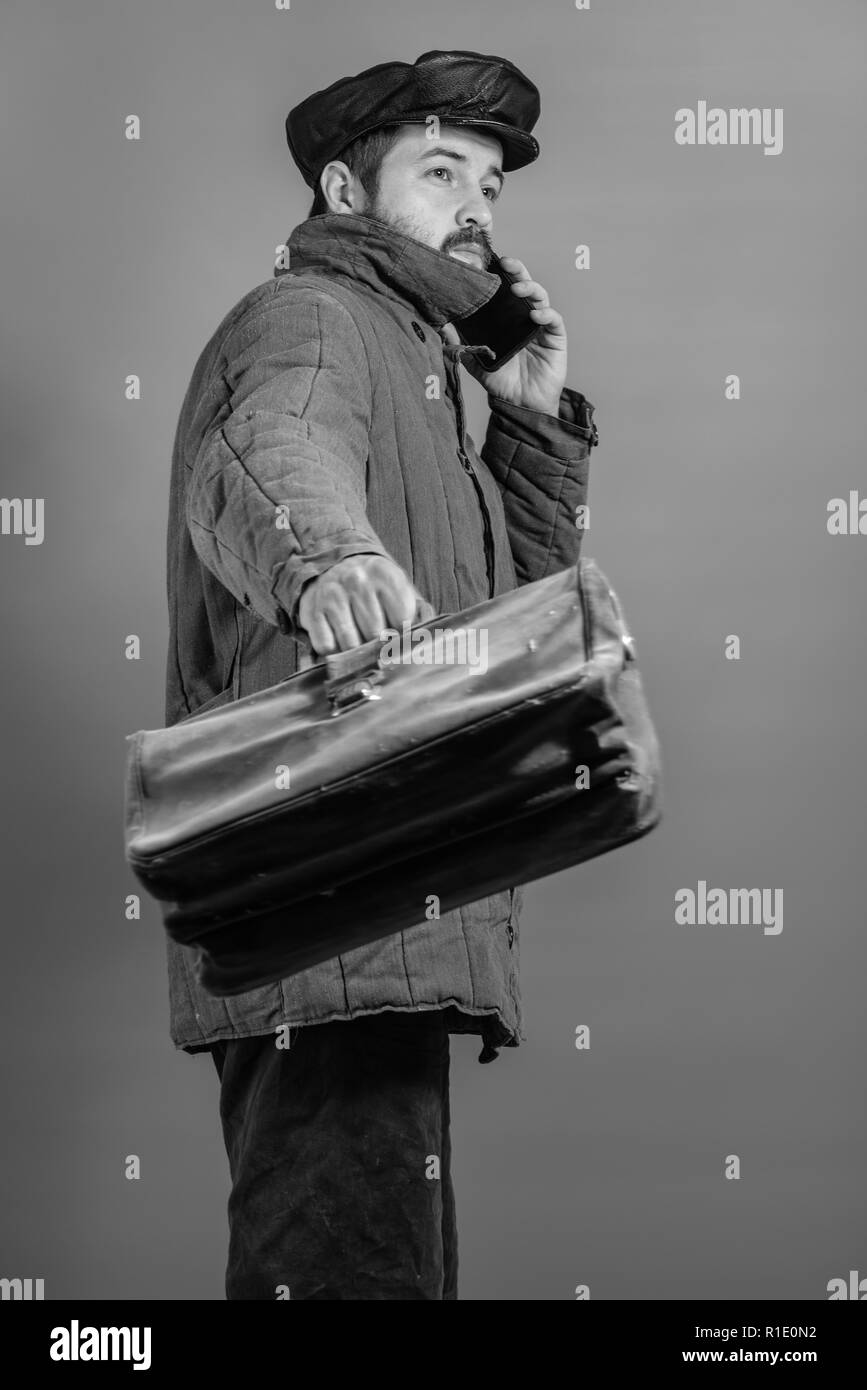 Business Mann mit Aktentasche ist, am Telefon zu sprechen, altmodischen Stil und Schwarzweiß-Effekt. Bewegung. Konzept - altmodischen Stil, retro Revival, Stockfoto