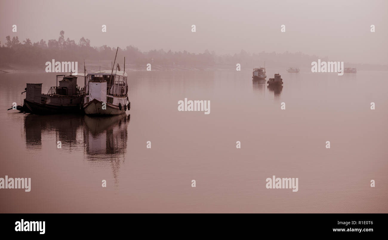 Verankert Fischerboote an einem nebligen Morgen im Subarbans, West Bengal, Indien Stockfoto