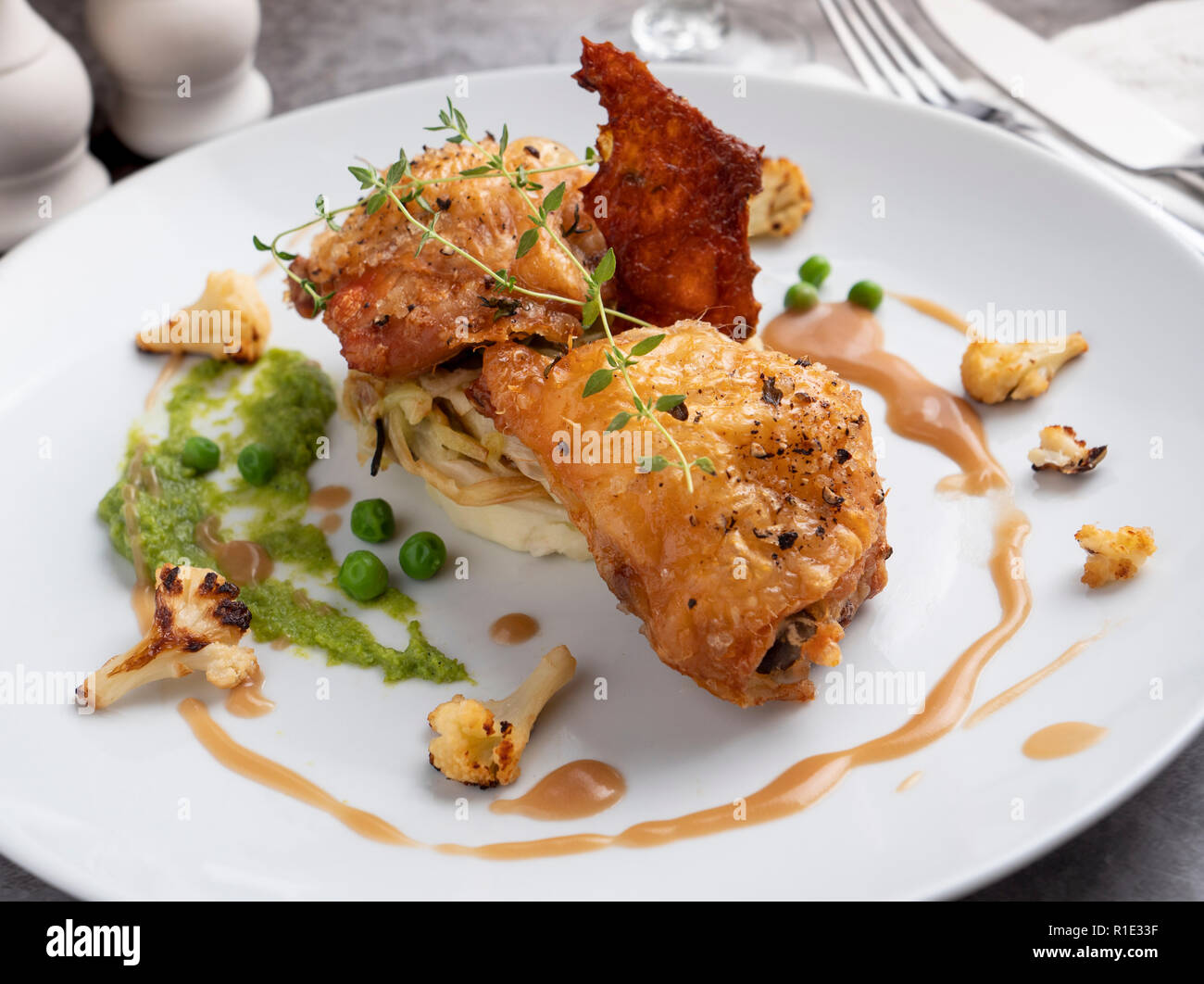 Knusprig gebratenes Huhn mit Blumenkohl Stockfoto