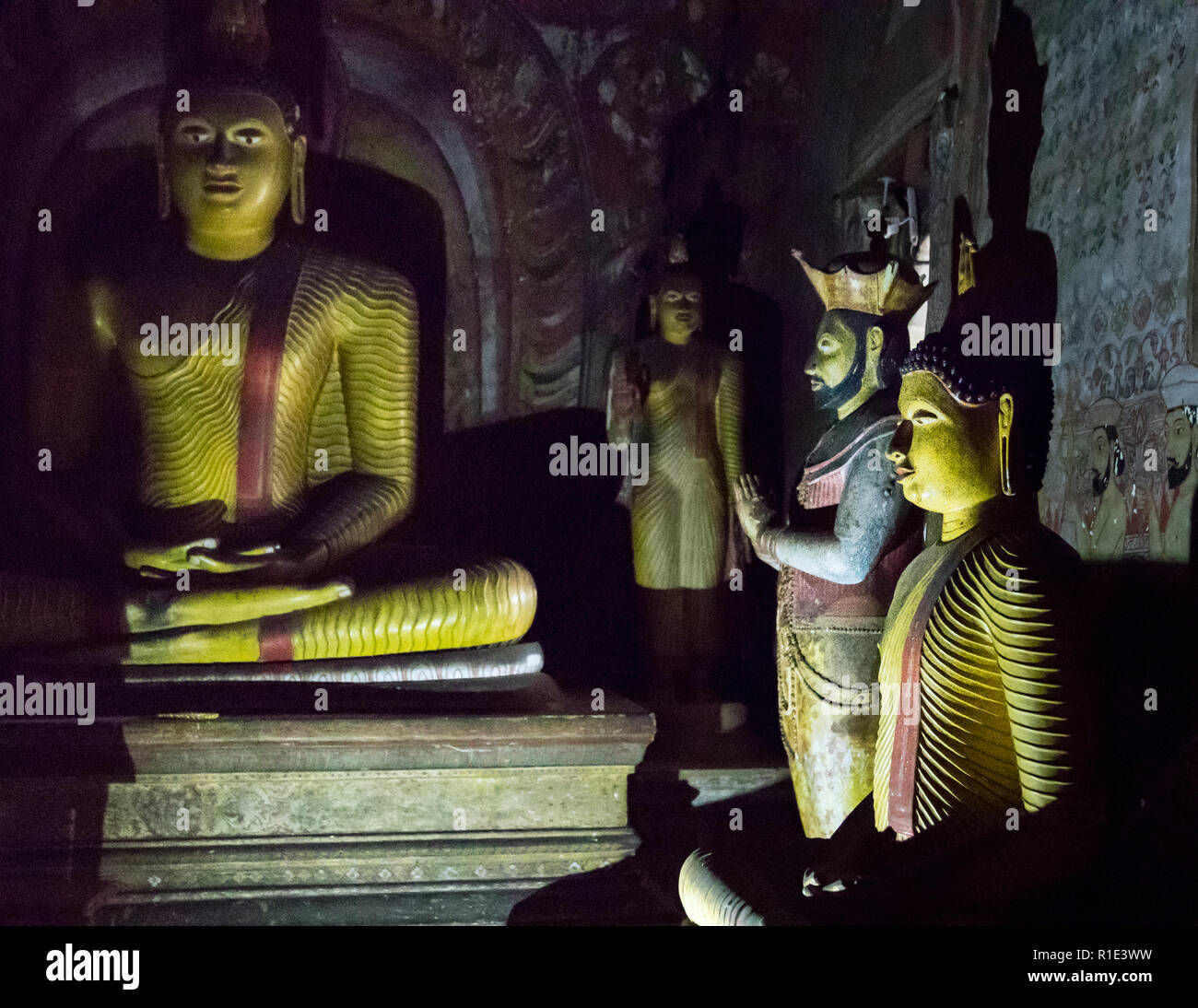 Dambulla Cave Temple, Sri Lanka. Errichtet aus Dankbarkeit: Neben Buddhas Statue die von Kirti Sri Rajasinha, der als König von Kandy den Buddhismus in Sri Lanka im 18th. Jahrhundert wiederbelebt hatte Stockfoto