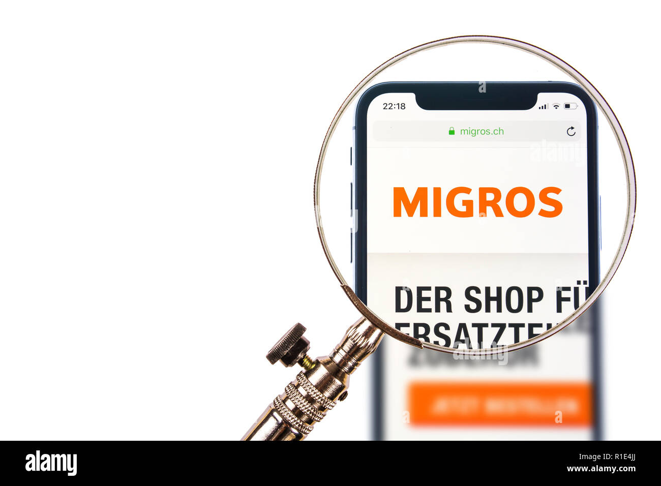 SOLOTHURN, Schweiz - 11 November, 2018: Migros Logo auf einem modernen Smartphone angezeigt Stockfoto