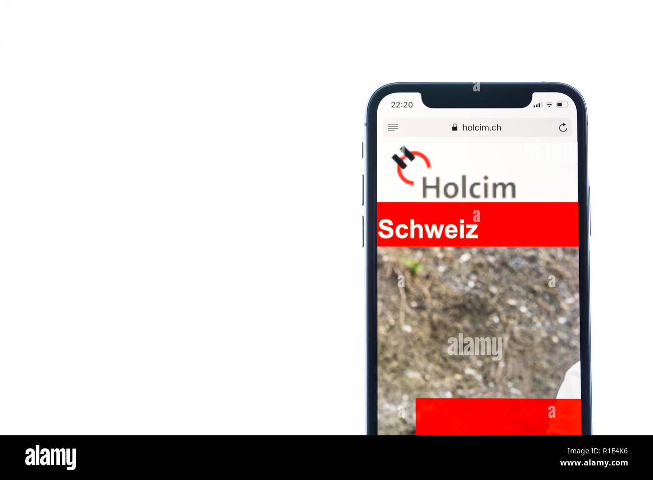 SOLOTHURN, Schweiz - 11 November, 2018: Holcim Logo auf einem modernen Smartphone angezeigt Stockfoto