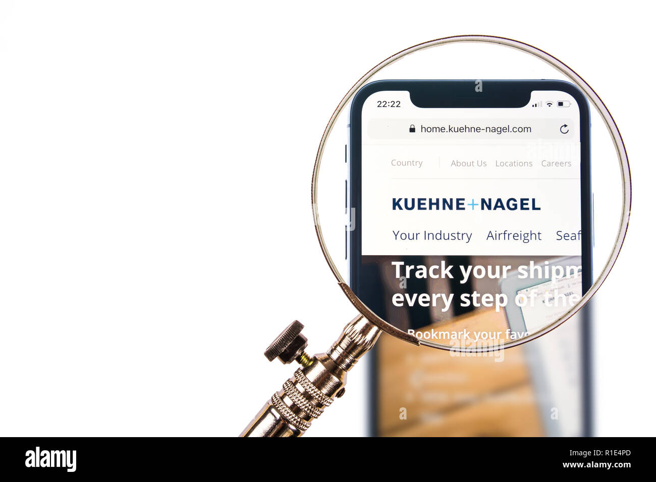 SOLOTHURN, Schweiz - 11 November, 2018: Kühne Nagel Logo auf einem modernen Smartphone angezeigt Stockfoto