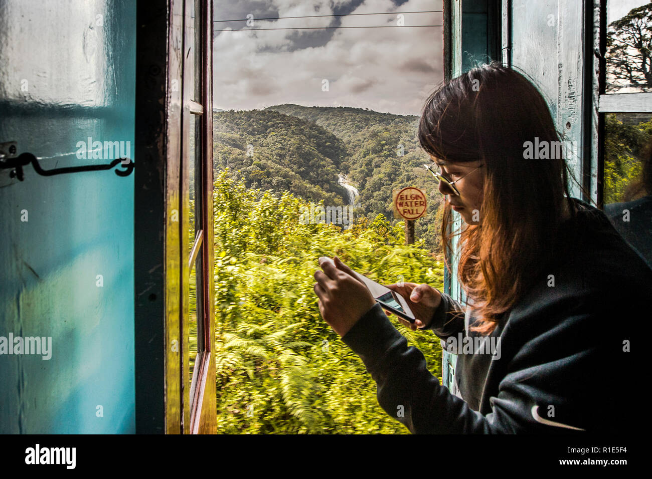 Der langsamste Express der Welt reist durch Sri Lanka. Die offene Tür bietet während der Fahrt viele Fotogelegenheiten Stockfoto