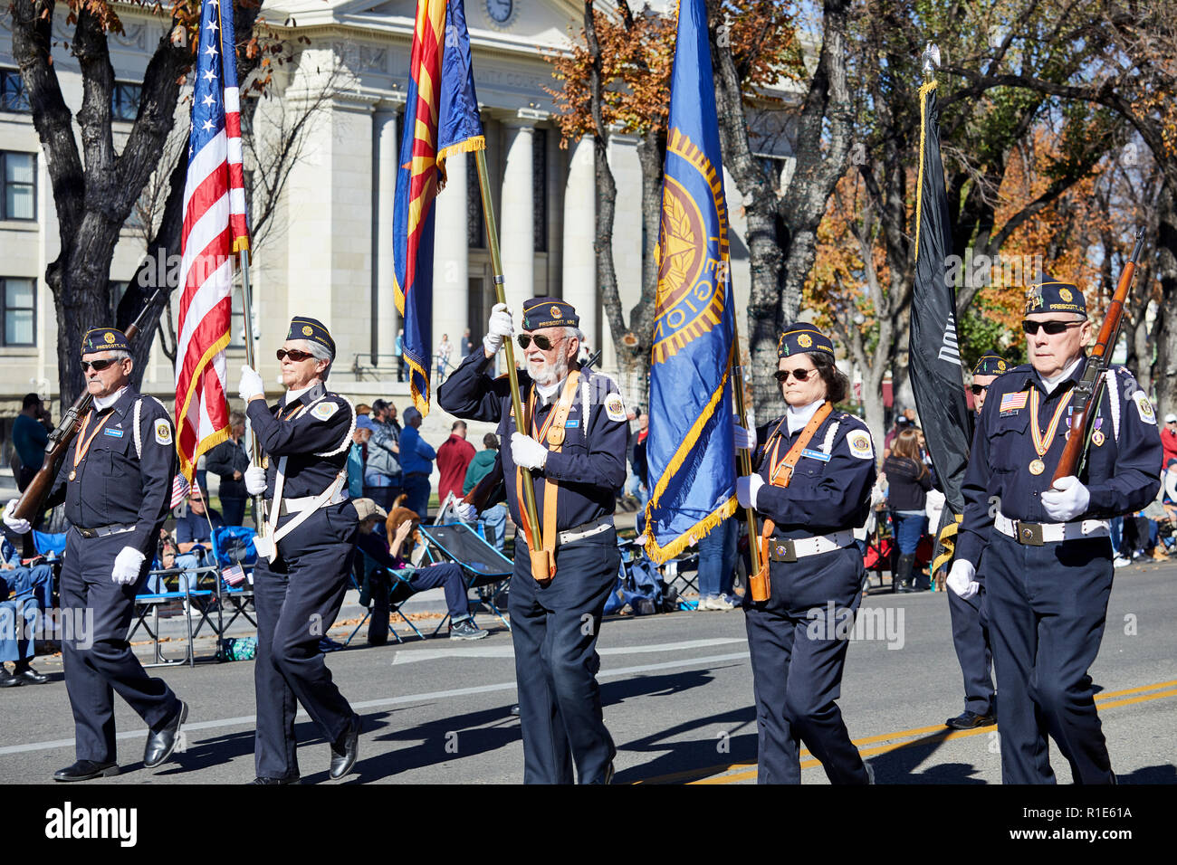 Prescott, Arizona, USA - 10. November 2018: Die ehrengarde in der Veterans Day Parade marschiert auf Cortez St. Stockfoto