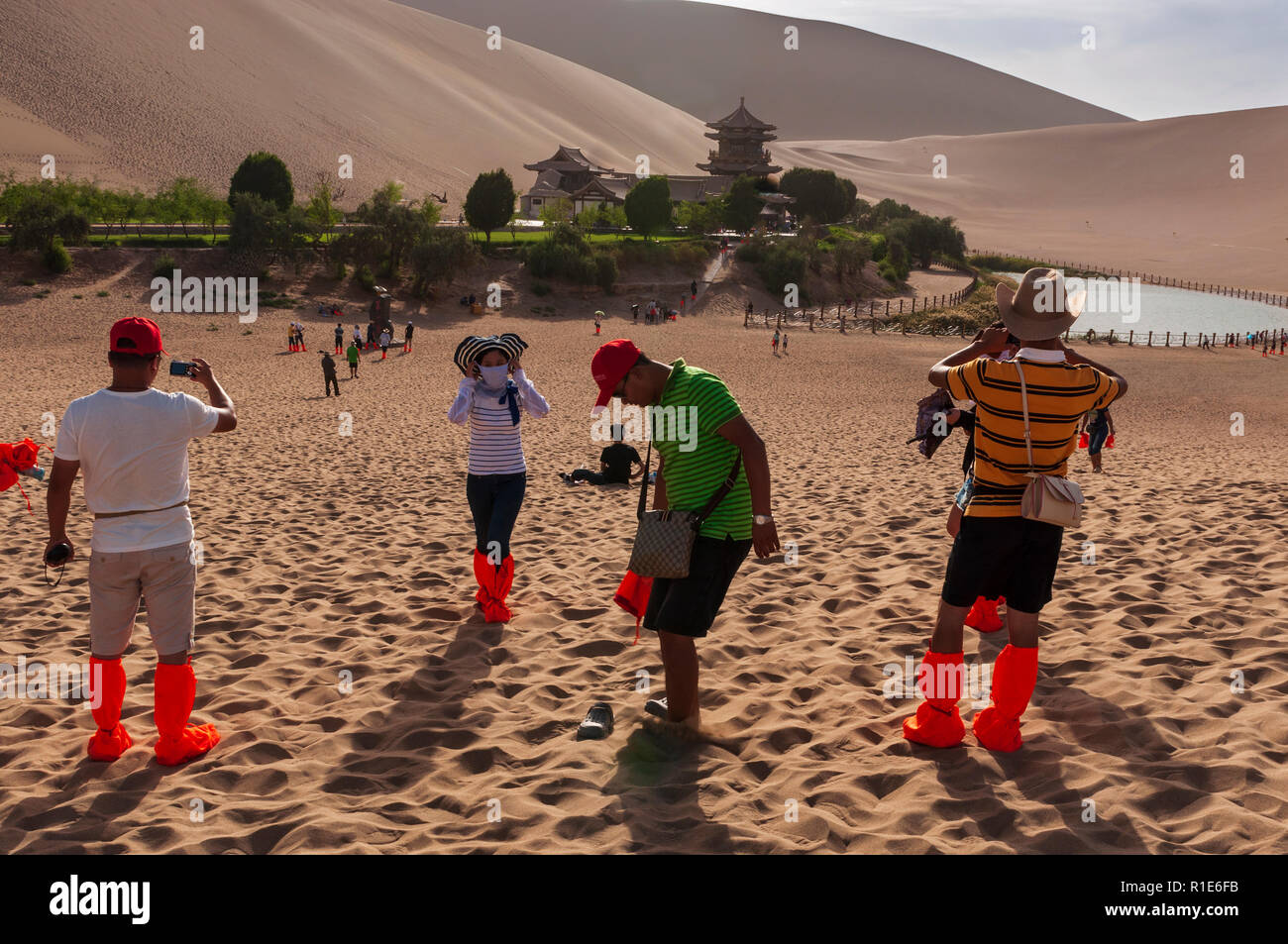 Dunhuang, China - August 8, 2012: Gruppe der chinesischen Touristen im Crescent Moon Lake in der Nähe von Dunhuang in der Provinz Gansu, China. Stockfoto