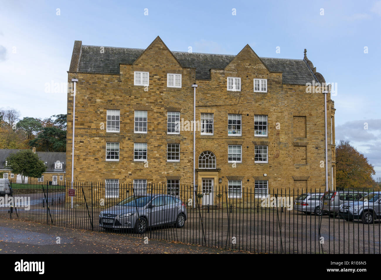 Ecton Hall, ein schönes Beispiel der frühen gotischen Architektur von 1756, Ecton, Northamptonshire, Großbritannien; jetzt Wohneinheiten. Stockfoto