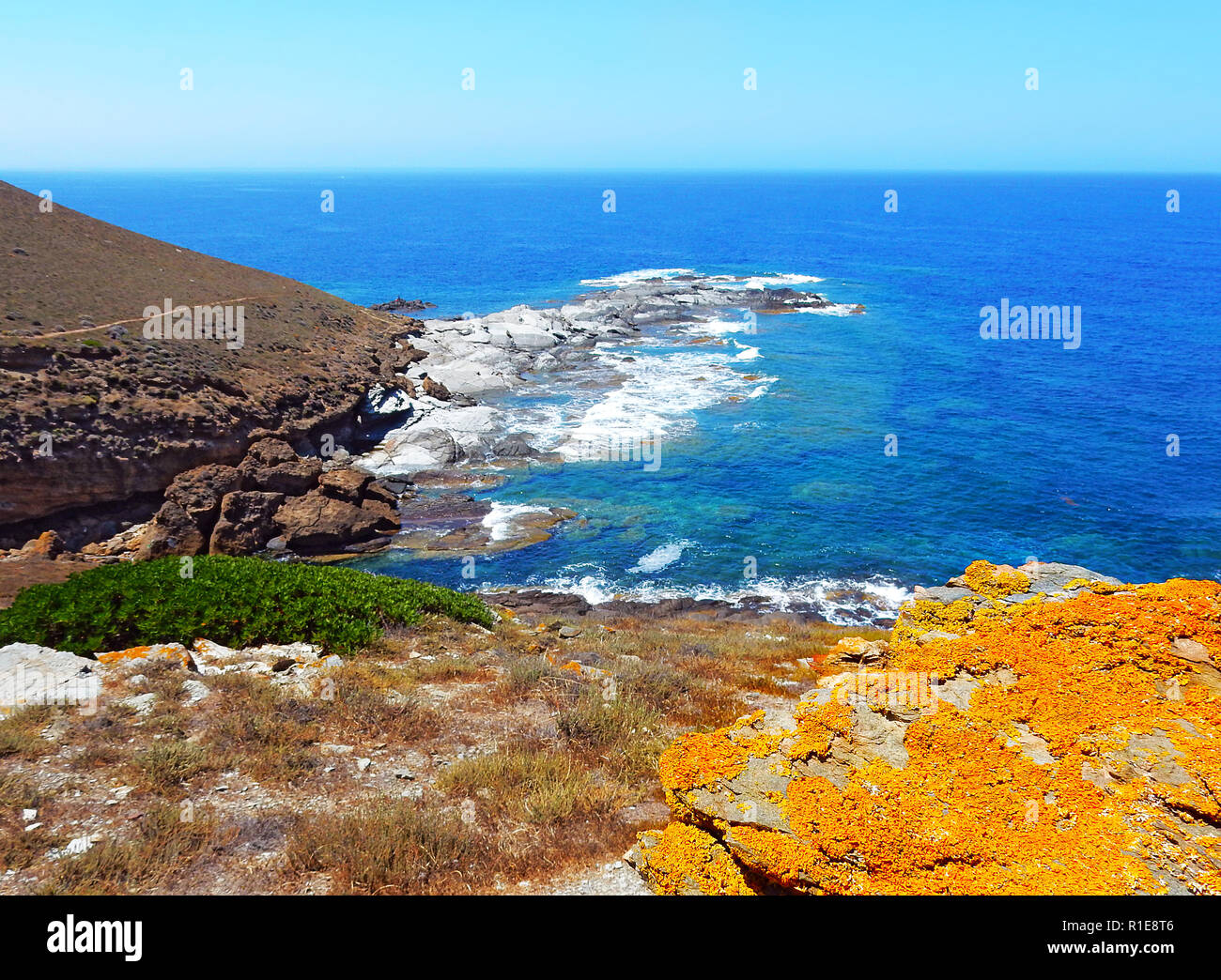Wilde felsige Klippe an der Küste von Sardinien, Torre dei Corsari Stockfoto