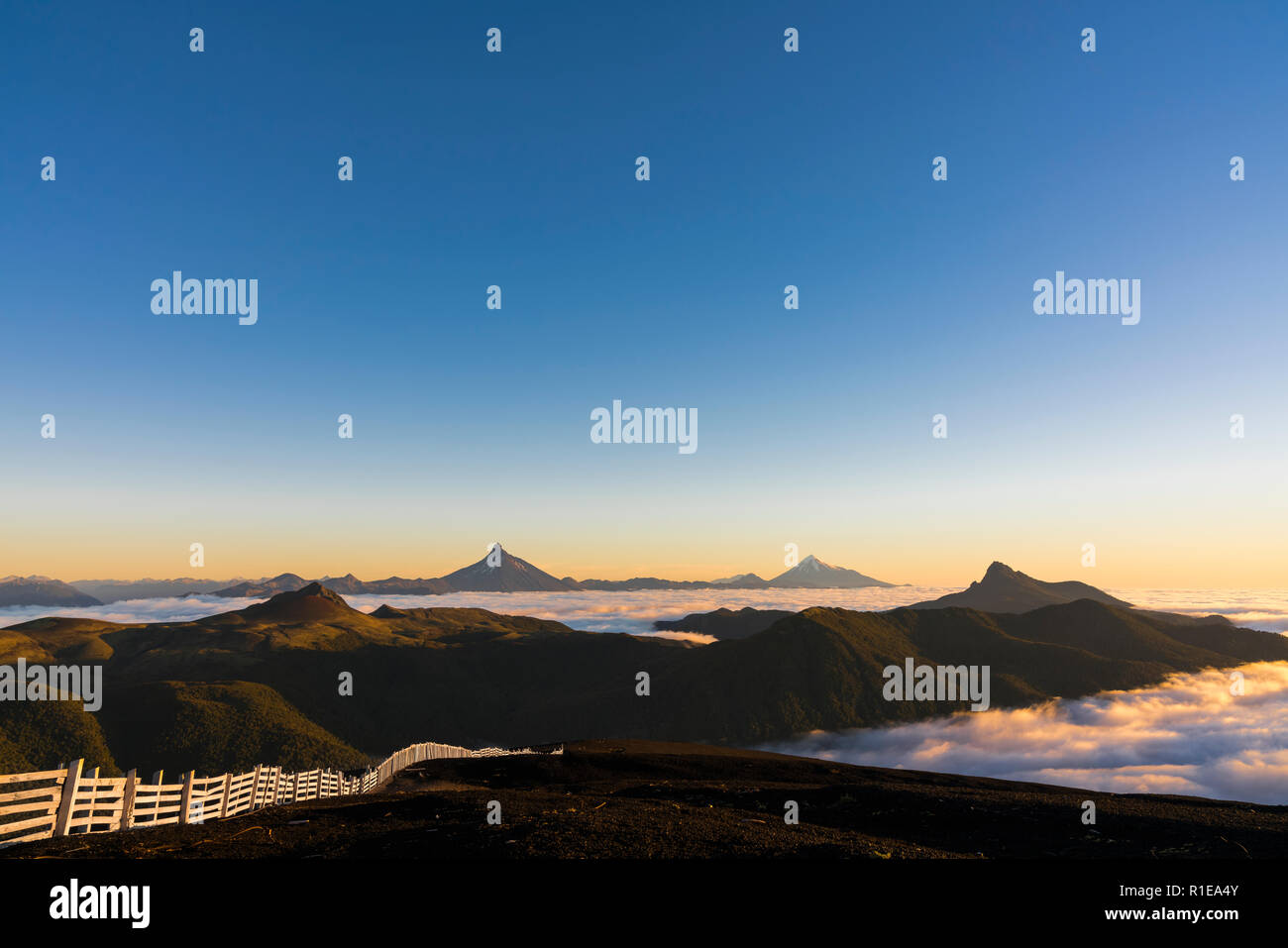 Die natürliche Landschaft der Anden im Süden Chiles, Puntiagudo und Tronador Vulkan im Hintergrund beobachtet Stockfoto