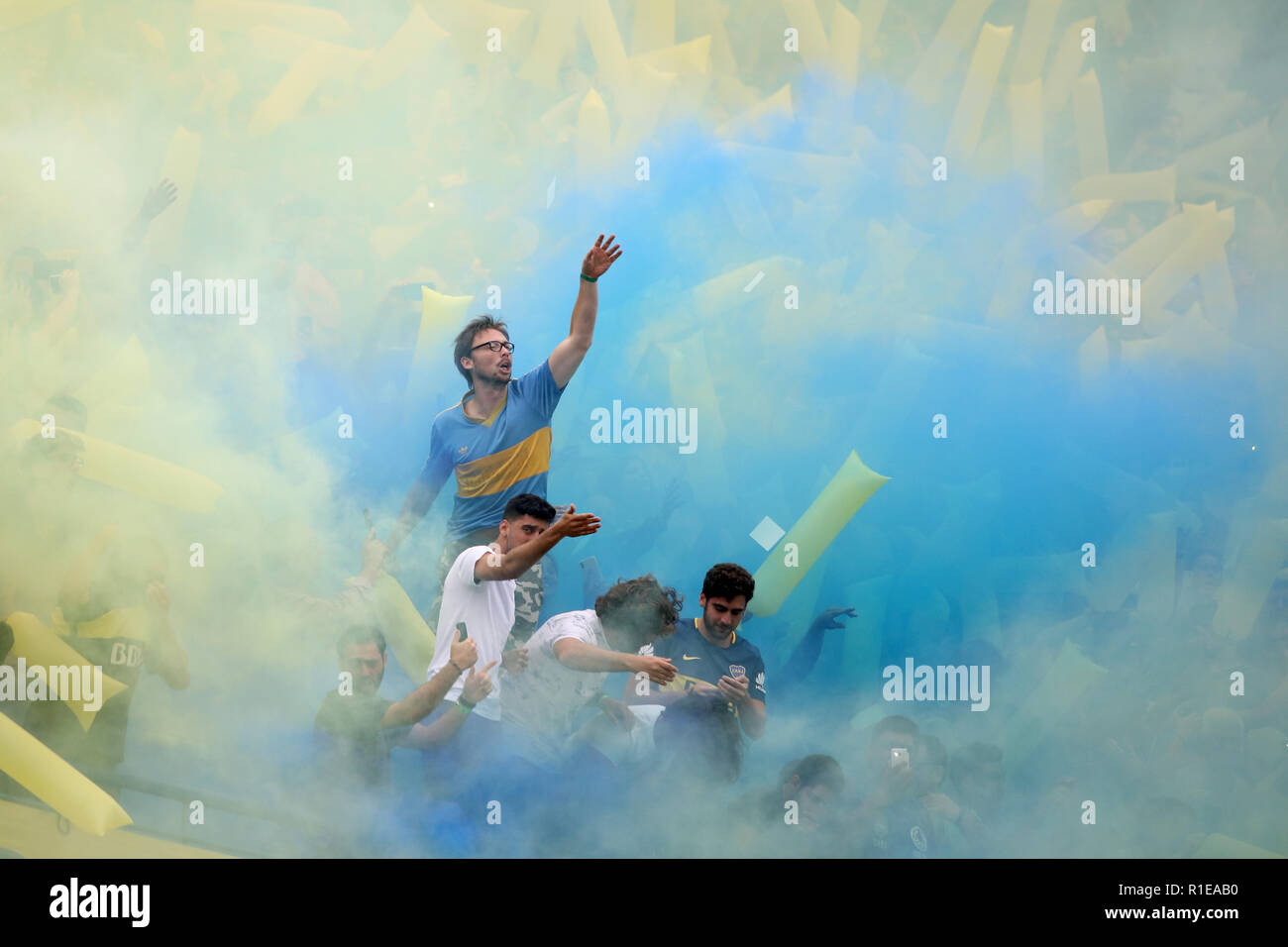 Buenos Aires, Argentinien - 11. November 2018: Boca Juniors Fans im Spiel Boca - River für die Endrunden der Libertadores Pokal in der Alberto J. Arma Stockfoto