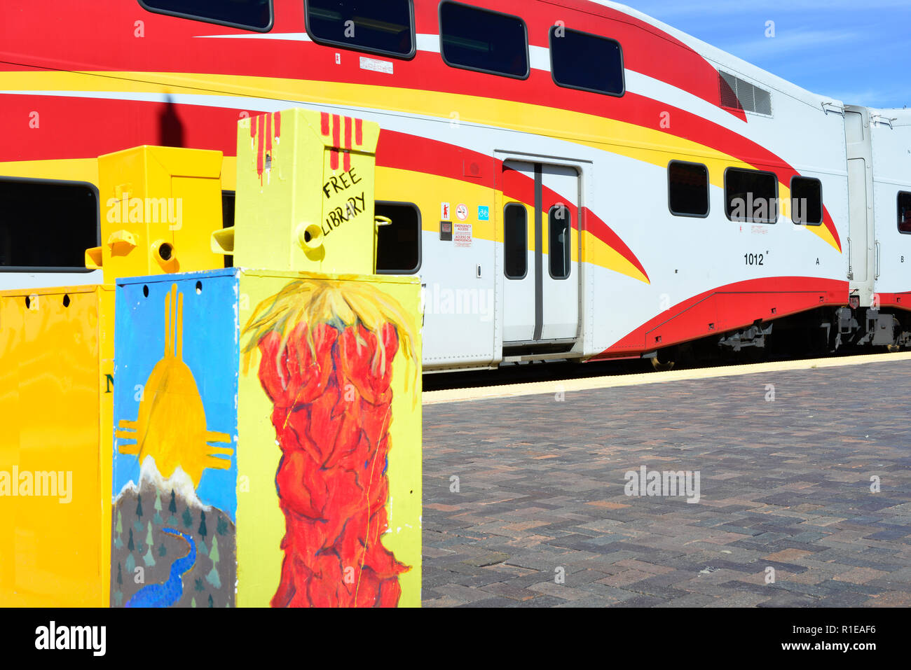Die neuen Mexiko rail runner Express ist in der Santa Fe Leipzig-engelsdorf geparkt in Erwartung der nächsten pendeln in Albuquerque, New Mexico, USA Stockfoto