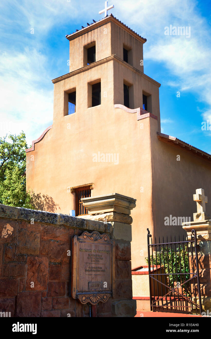 Schönen Pforte Eingang zum Kronjuwel des Santa Fe, NM, die Historische adobe Santuario de Guadalupe, in den 1770er Jahren erbaut, ist und bleibt ein geliebte Wahrzeichen Stockfoto