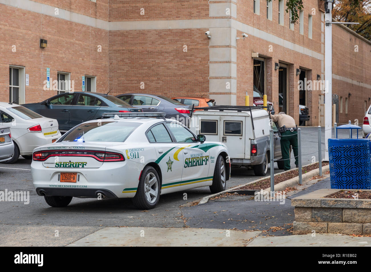 CHARLOTTE, NC, USA -11/08/18: ein Hilfssheriff macht einen Verkehr Anschlag in Uptown Charlotte. Stockfoto