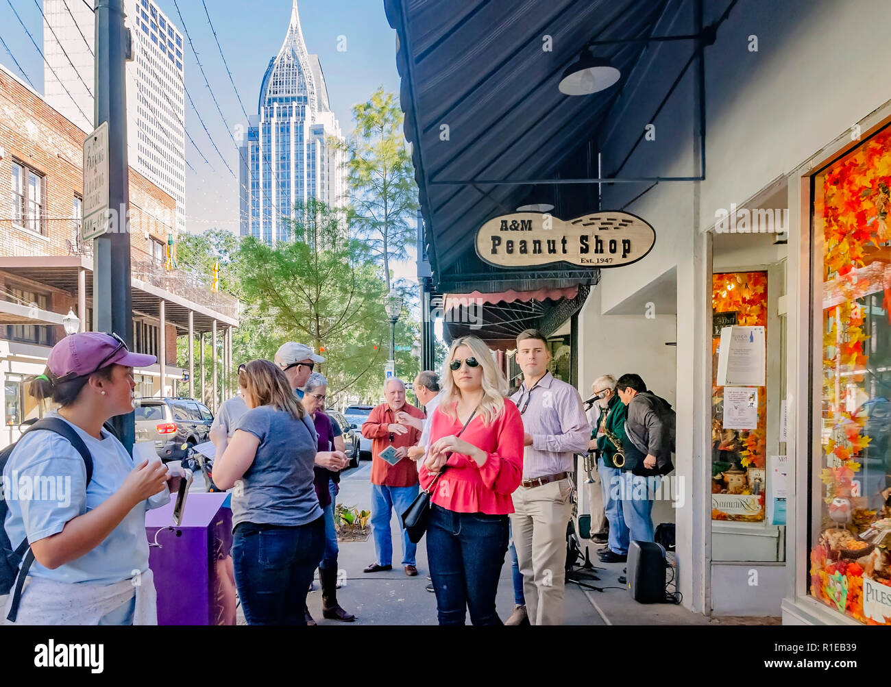 Touristen hängen vor A&M Peanut Shop auf Dauphin Street, Nov. 3, 2018, in Mobile, Alabama. Das Gebiet hat eine intensive Revitalisierung unterzogen und Stockfoto