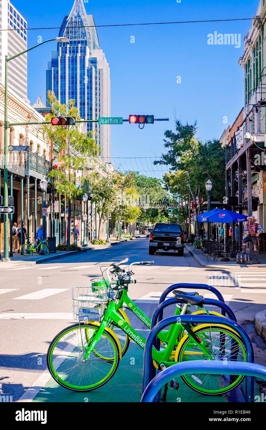 LimeBikes, ein Bike Service, sind auf Dauphin Street, Nov. 3, 2018, in Mobile, Alabama, geparkt. Stockfoto