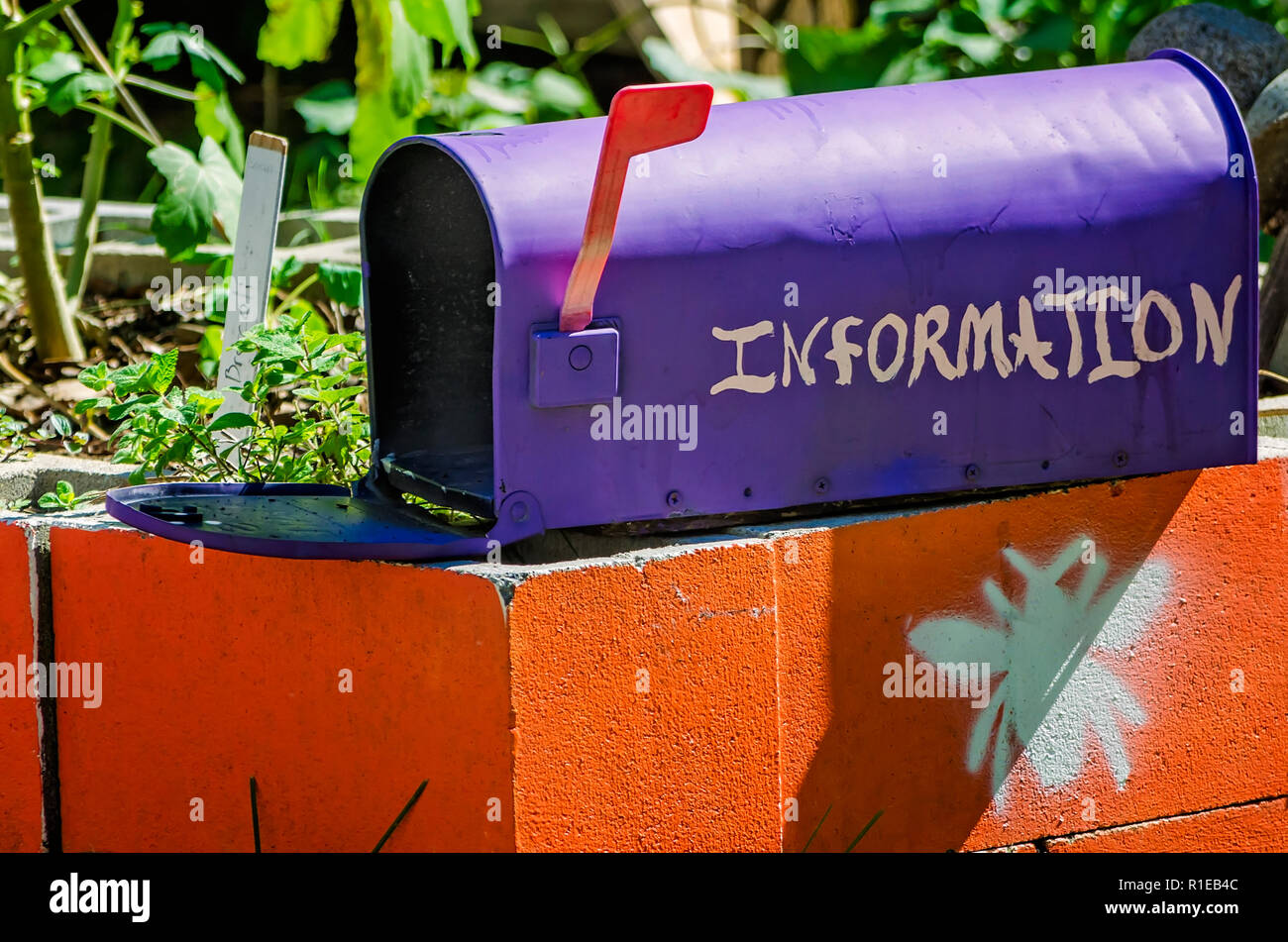 Eine Mailbox bietet Flyer Informationen über die verlorenen Garten, der Innenstadt und der gemeinschaft Garten und Kunst dem Eintropfen, Nov. 3, 2018, in Mobile, Alabama. Stockfoto