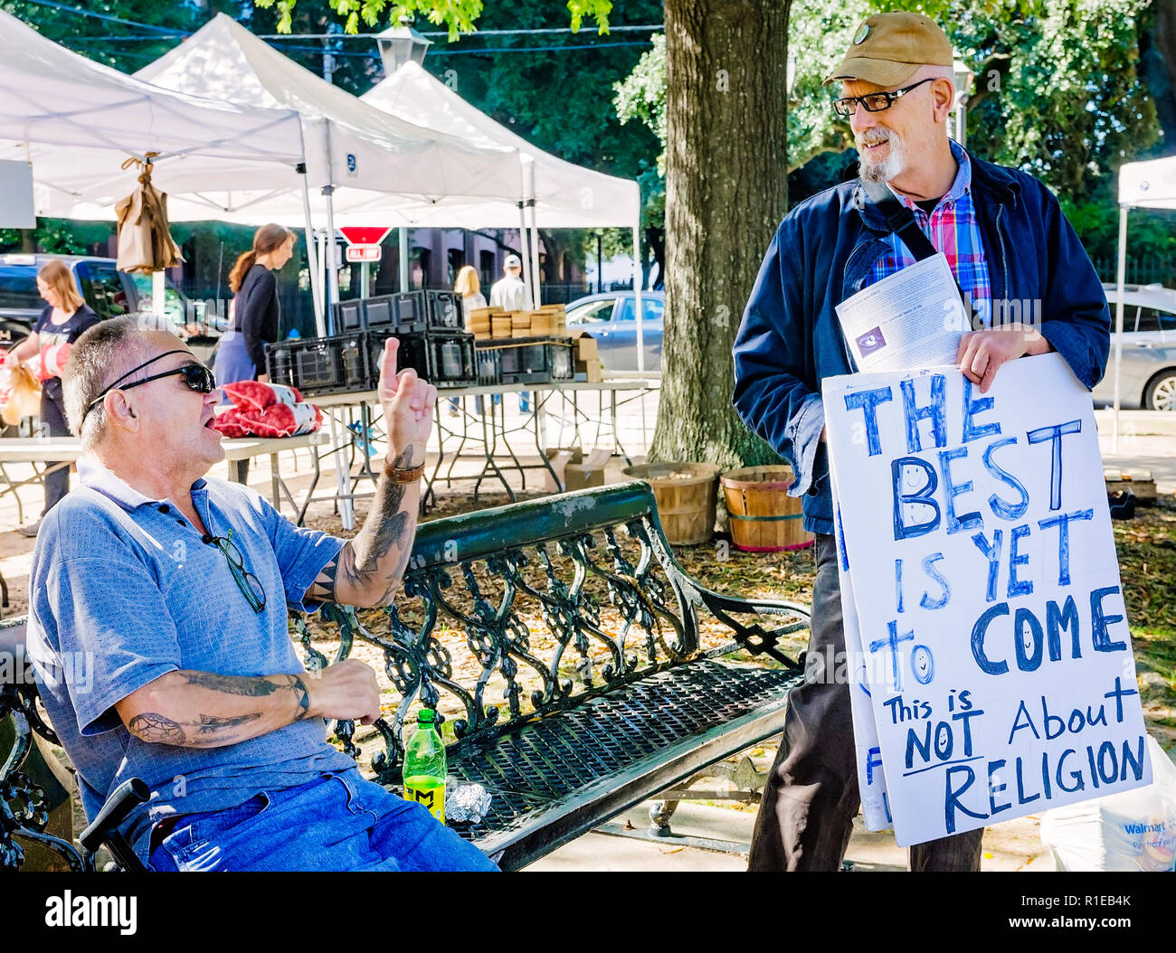Zwei Männer diskutieren Politik und aktuelle Ereignisse am Markt im Park am Cathedral Square, Nov. 3, 2018, in Mobile, Alabama. Stockfoto