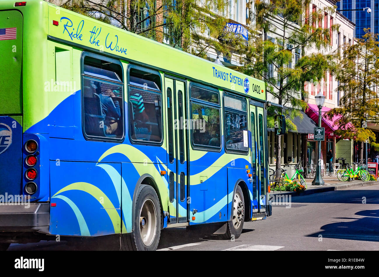 Eine Welle Transit System Bus fährt nach unten Dauphin Street, Nov. 3, 2018, in Mobile, Alabama. Stockfoto