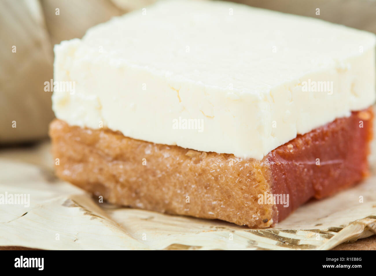 Die traditionelle kolumbianische Süßes aus der Velez Stadt in Santander genannt Bocadillo serviert mit weißem Käse Stockfoto