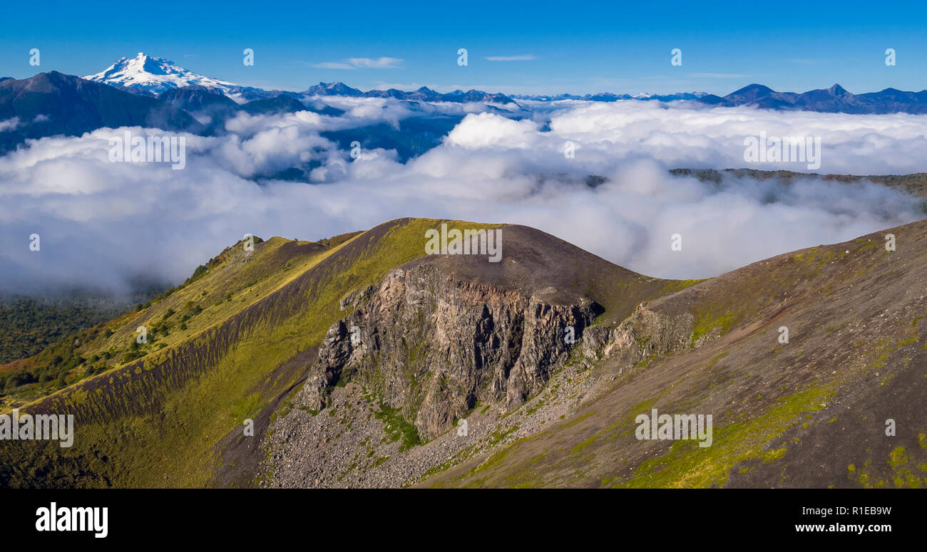 Luftbild mit drohne von der natürlichen Landschaft der Täler von Wolken und die Vulkane Tronador und Puntiagudo im Hintergrund Stockfoto