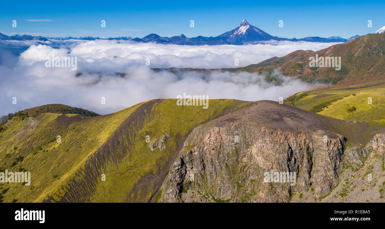Luftbild mit drohne von der natürlichen Landschaft der Täler von Wolken und die Vulkane Tronador und Puntiagudo im Hintergrund Stockfoto