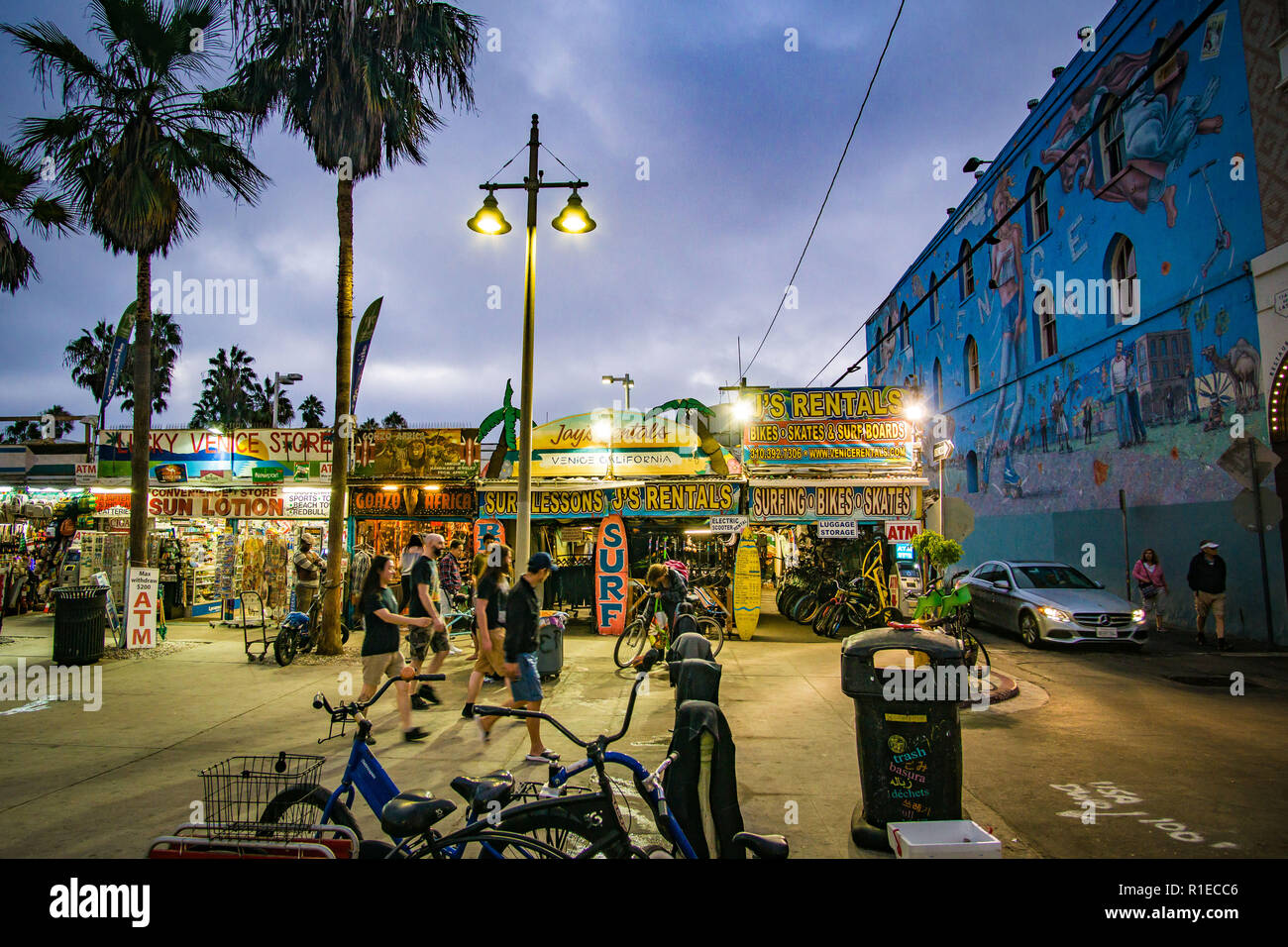 Geschäfte in der Nacht, Venice Beach, Los Angeles, Kalifornien Stockfoto