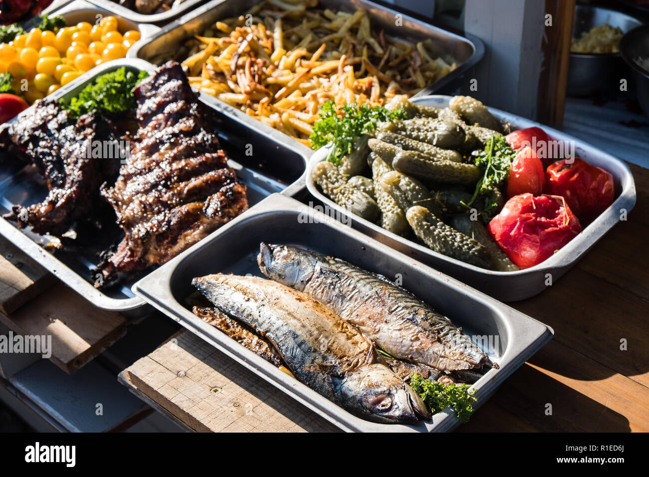 Gegrilltes Gemüse, Fisch und Fleisch auf der Straße essen kulinarische Markt, Festival, event. Stockfoto