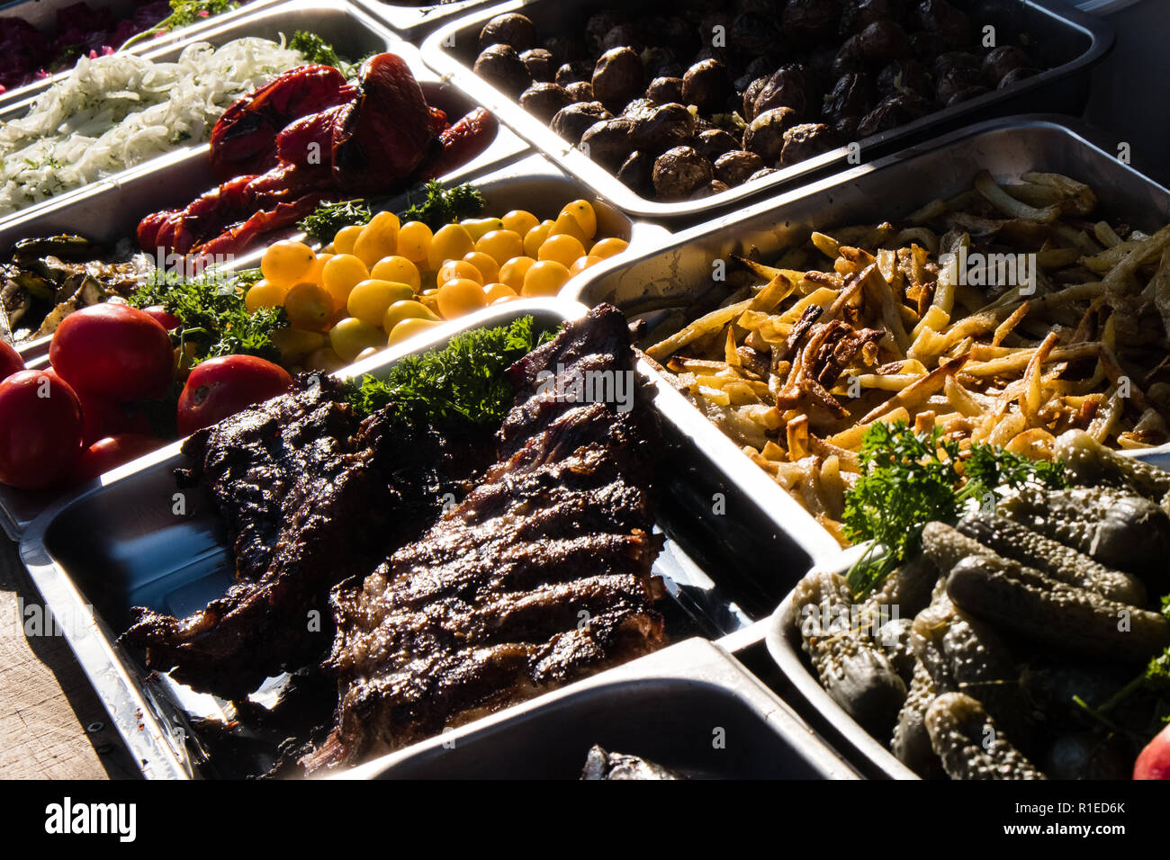 Gegrilltes Gemüse, Fisch und Fleisch auf der Straße essen kulinarische Markt, Festival, event. Stockfoto