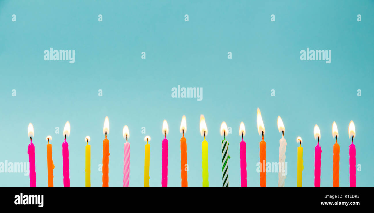 Satz von vielen verschiedenen Farbe form und muster Geburtstag Kerzen brennen auf Blau isoliert. Happy Birthday Card Design Konzept. Unten unteren Rand Stockfoto