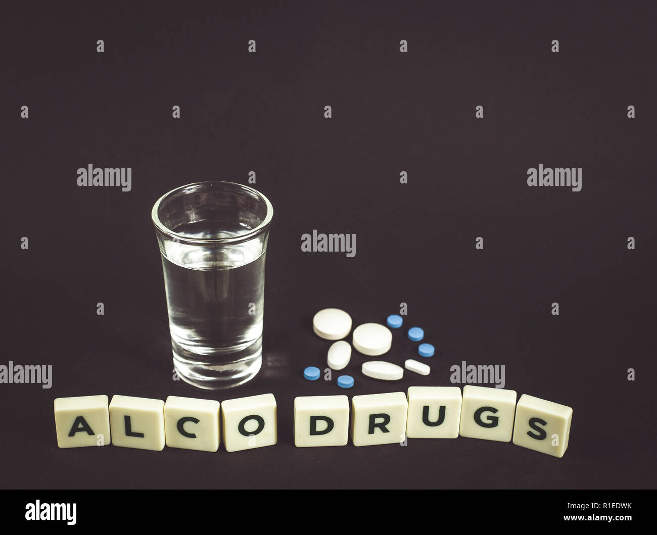Starkes trinken Alkohol und Drogen nehmen, gleichzeitig könnte gefährlich sein. Schlecht für Ihre Gesundheit, kein Spiel Konzept, dunklen schwarzen Hintergrund. Stockfoto