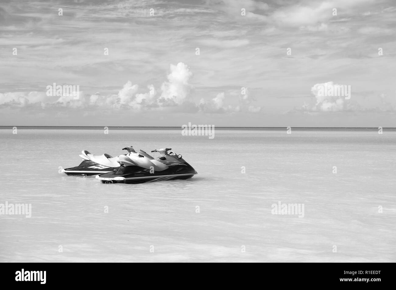 Ermöglicht die Fahrt. Meer türkisfarbenes Wasser Paar watercrafts in der Nähe von Strand. Extreme Unterhaltung Urlaub in den Tropen. Besten Urlaube für extreme Sportarten im Sommer. Verbringen Urlaub spannenden Beruf St. Johns Antigua. Stockfoto