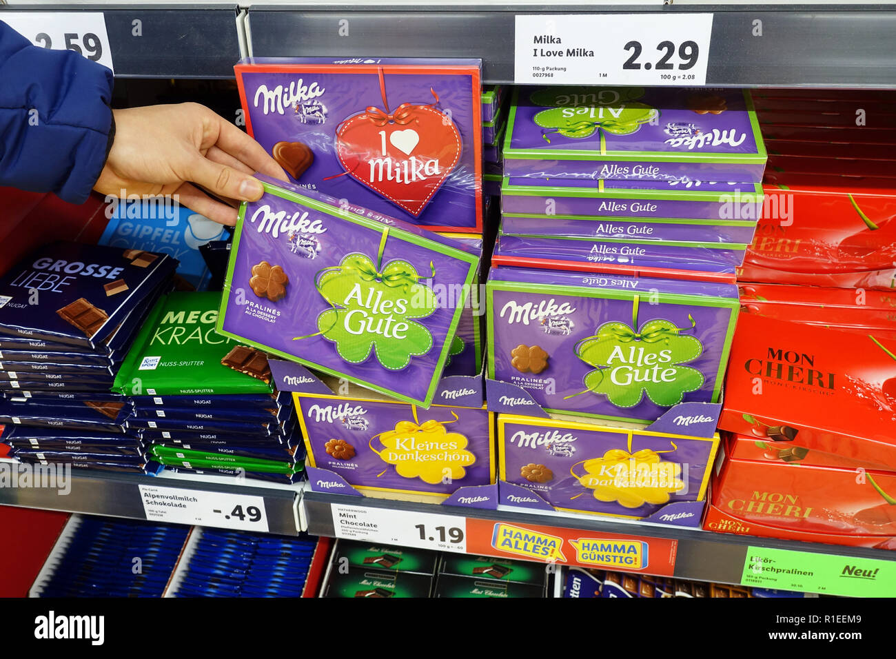 Ich liebe Milka Schokolade Herzen in einem Laden. Stockfoto