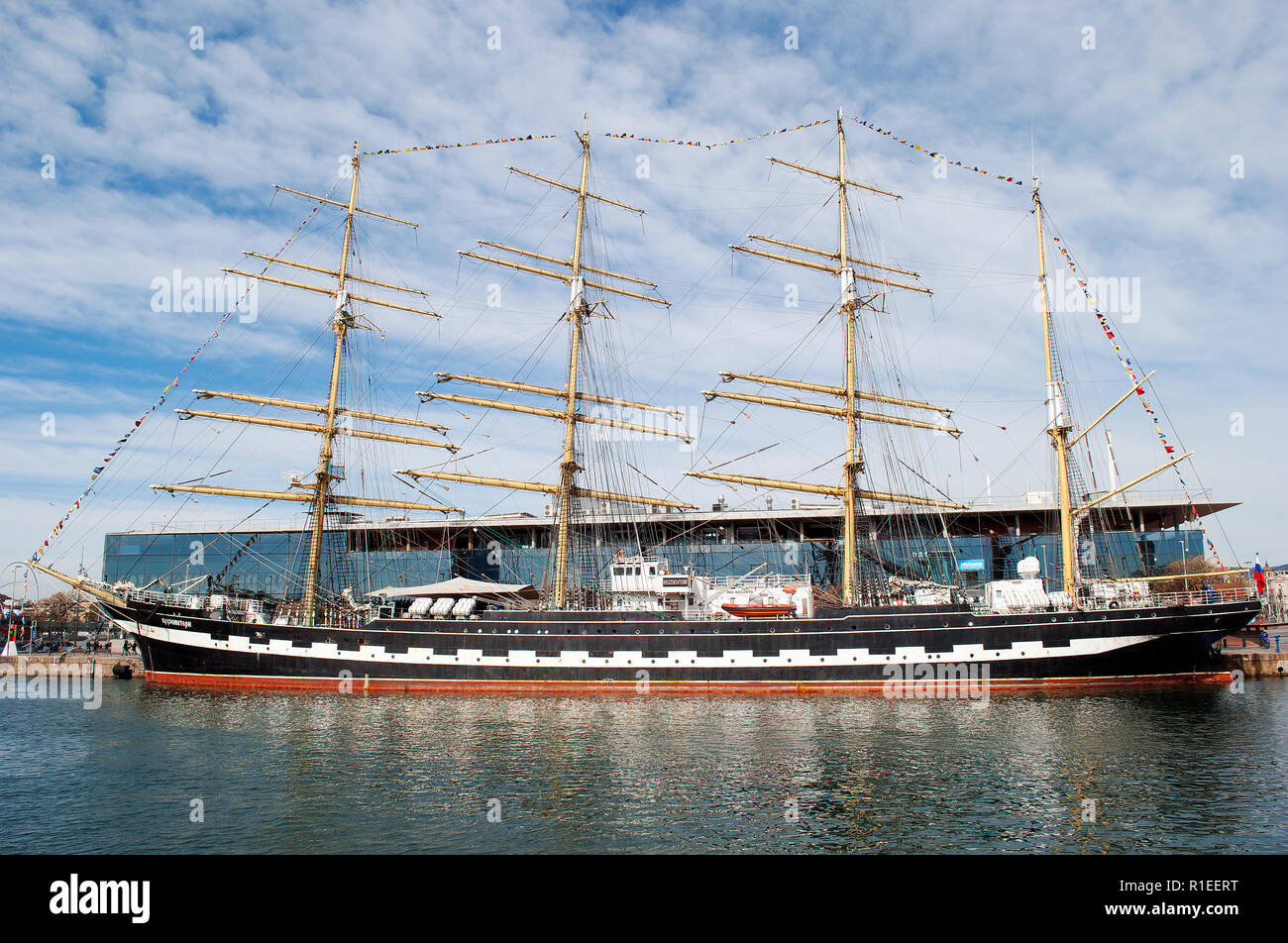 Kruzenshtern Schule Schiff im Maremagnum Dock auf den Hafen von Barcelona, Spanien. März 23, 2018. Stockfoto