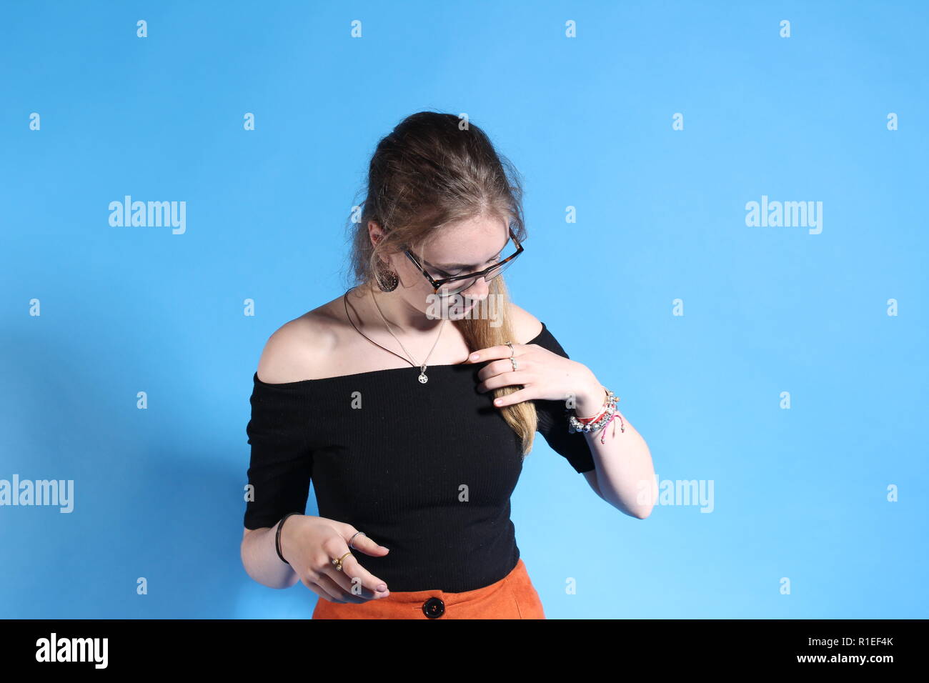 Blonde Modell Low Key Beleuchtung blauer Hintergrund Stockfoto