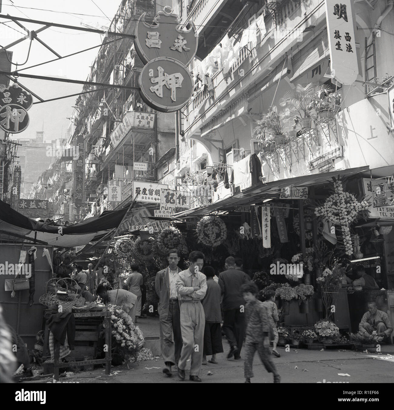 1950, historische, äußere einer gemischten Retail/Wohnstraße in der Altstadt, Hongkong, mit Geschäften im Erdgeschoss und Wohnungen vor. Stockfoto