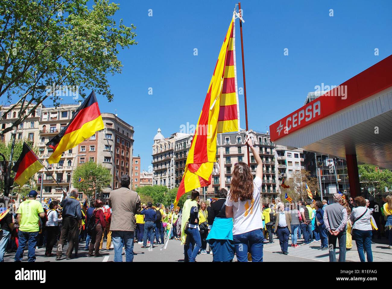 Katalanen wave Flags während einer Llibertat Presos Politik (politische Gefangene) März in Barcelona, Spanien am 15. April 2018. Stockfoto