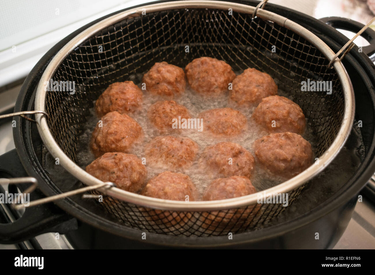 Braten Frikadellen in der Fritteuse mit Öl gefüllt Stockfoto