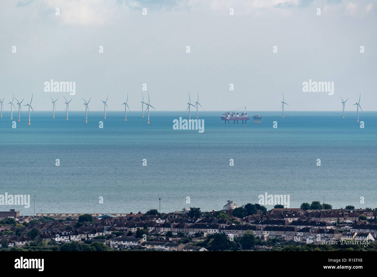Ein Blick von der South Downs gerade hinter Brighton, die über den Ärmelkanal mit der Off-shore-Windparks Stockfoto
