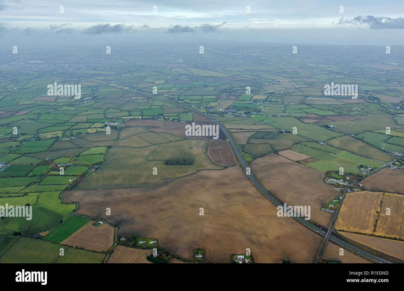 Typische irische Landwirtschaft Landschaft von oben an einem bewölkten Tag Stockfoto